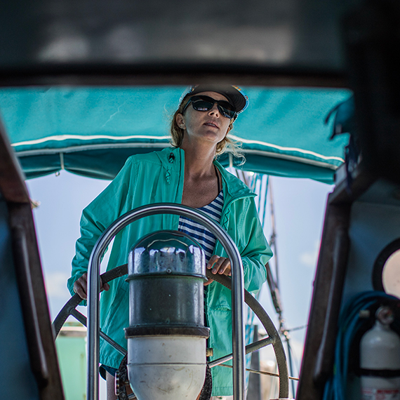 Ambassador Liz Clark profile photo, sailing Swell. Photo credit: Jianca Lazarus